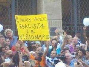 "L'unico vero realista è il visionario" Messina, festa per l'elezione a sindaco di Renato Accorinti, candidato civico, leader del movimento No Ponte.